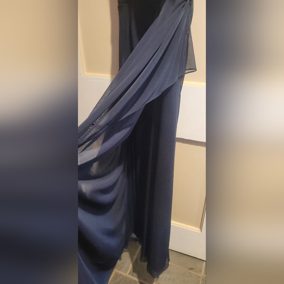 Elegant NAVY Evening Gown With Crystals On Shoulder. Size 16 Flattering - Picture 7 of 7